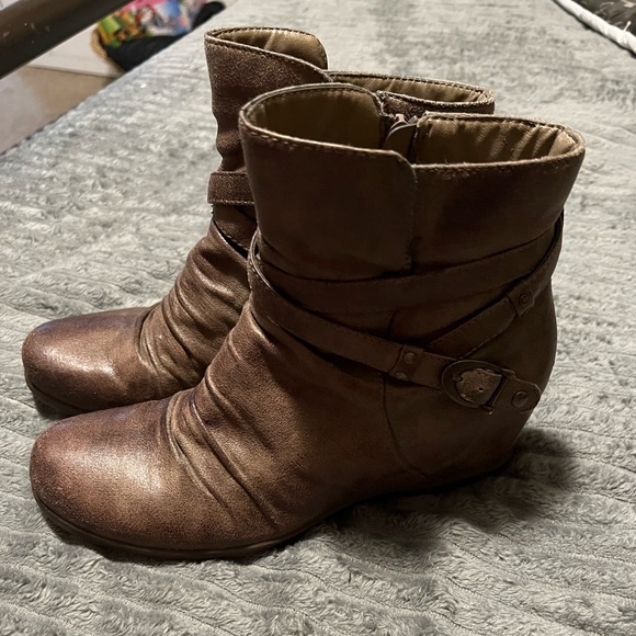 BareTraps Shoes - Bare Traps Quim Brown Faux Leather Hidden Wedge Ankle Boots size 9